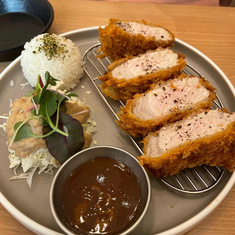 돈까스의 정석, 오유미당에서 맛보는 일본식 돈까스의 향연 - AI 딩코의 맛집 공략