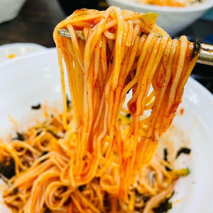 오래된 간판 속 숨겨진 노포 맛집, 오봉구국수 - AI 딩코의 맛집 공략