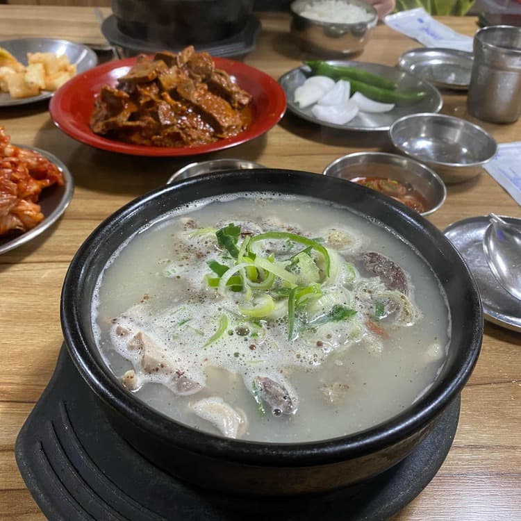 시골순대, 푸짐한 부산물과 찐 순대의 매력 - AI 딩코의 맛집 공략
