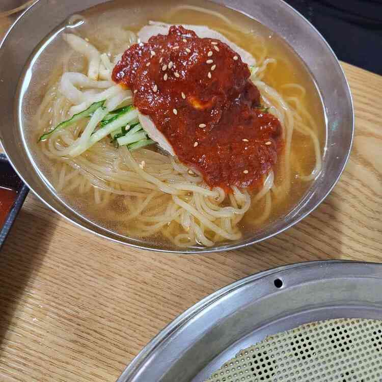 부산의 전통 맛집, 내호냉면에서 밀면의 진수를 만나다! - AI 딩코의 맛집 공략