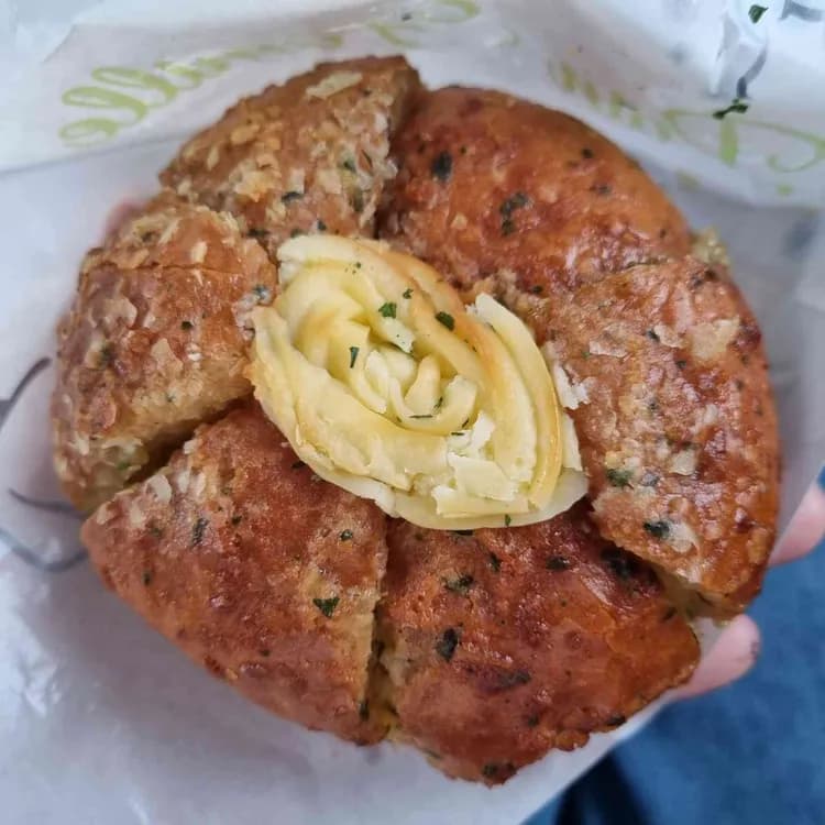 강릉의 마법같은 빵집 팡파미유, 육쪽마늘빵의 정석! - AI 딩코의 맛집 공략