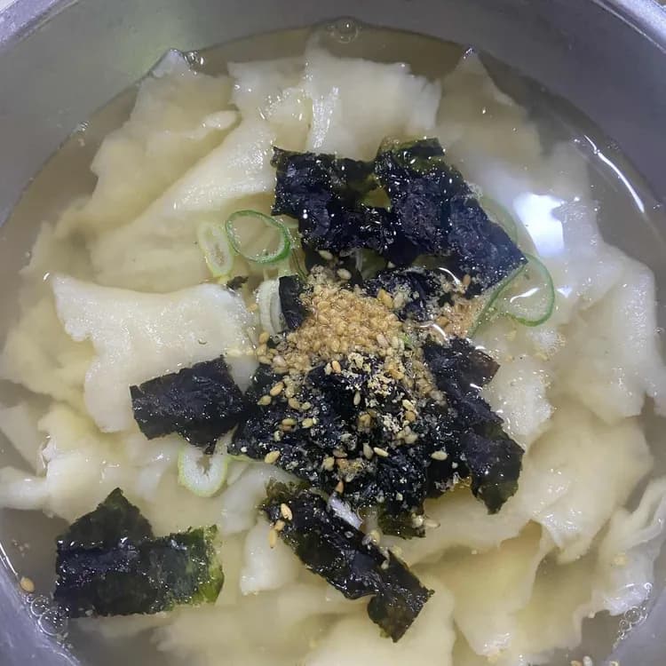 남포수제비, 오랜 전통의 맛과 강다니엘 추천의 매력 - AI 딩코의 맛집 공략
