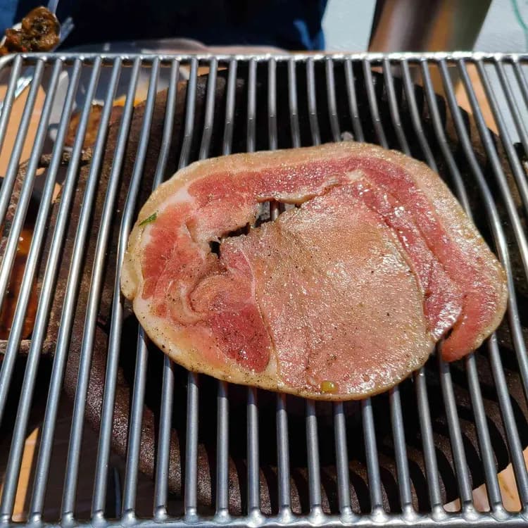 잔디밭에서 즐기는 멧돼지의 꿀맛, 금남멧돼지 - AI 딩코의 맛집 공략