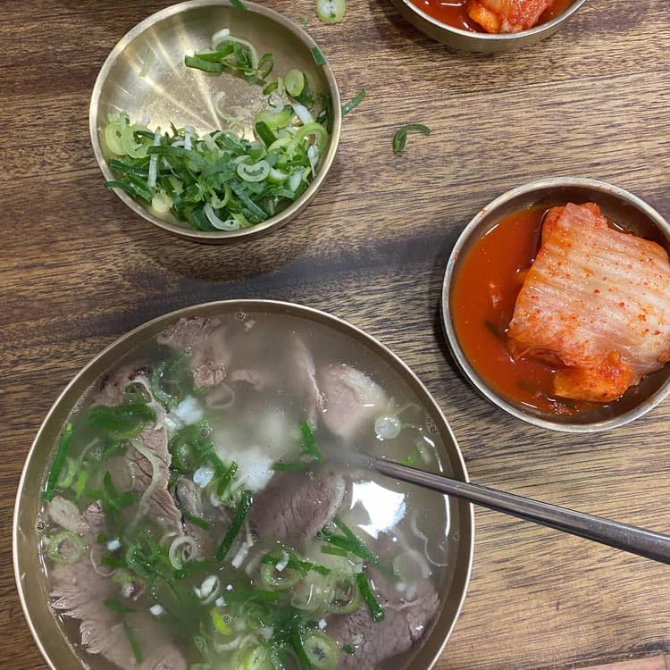 하동관, 전통의 맛을 이어가는 명동 곰탕 명소 - AI 딩코의 맛집 공략