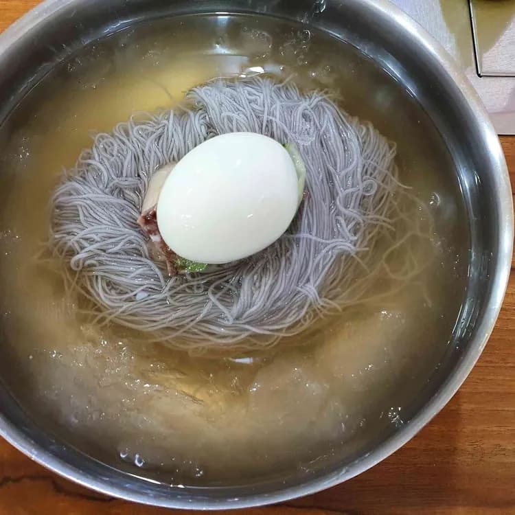 찐 동치미 육수가 맛있는 함흥냉면 - AI 딩코의 맛집 공략