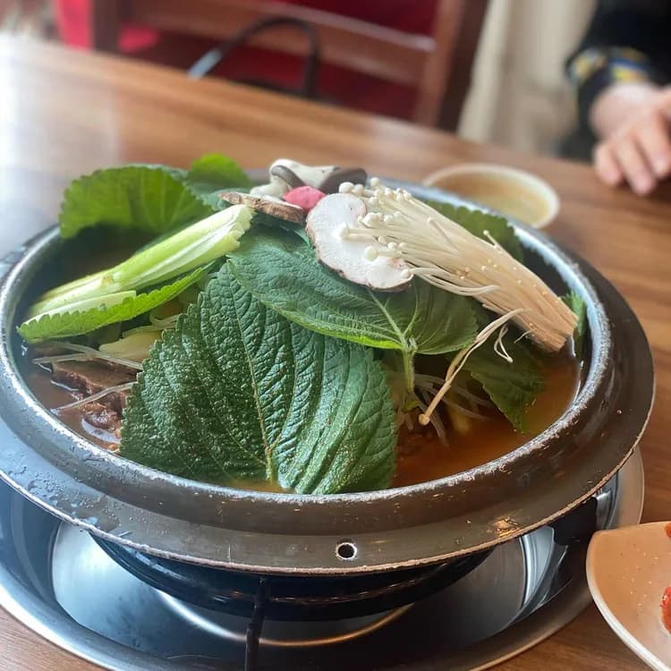 뼈다귀의 향연! 수누리 감자탕, 24시간 맛있게 즐기세요 - AI 딩코의 맛집 공략