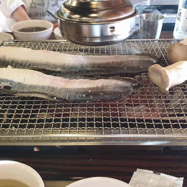 뚱보풍천장어마을, 숯불에 참숯으로 구운 장어의 정석! - AI 딩코의 맛집 공략