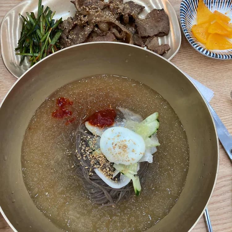 전주 명인면옥, 신선한 냉면과 숯불고기의 조화 - AI 딩코의 맛집 공략