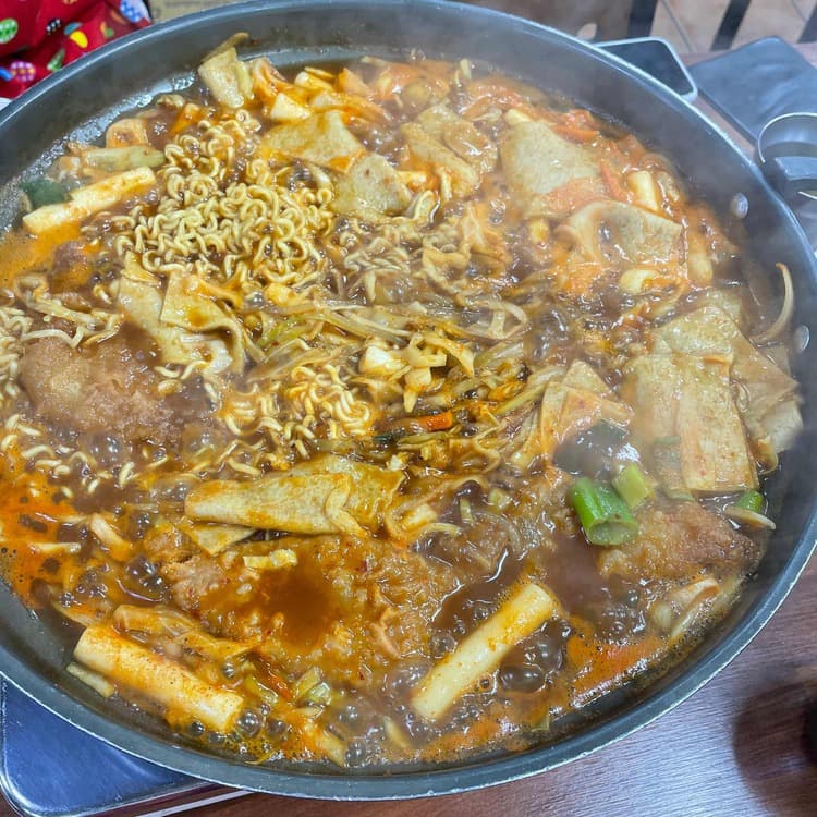 마복림할머니 막내아들네: 역사 있는 즉석떡볶이 전문점 - AI 딩코의 맛집 공략