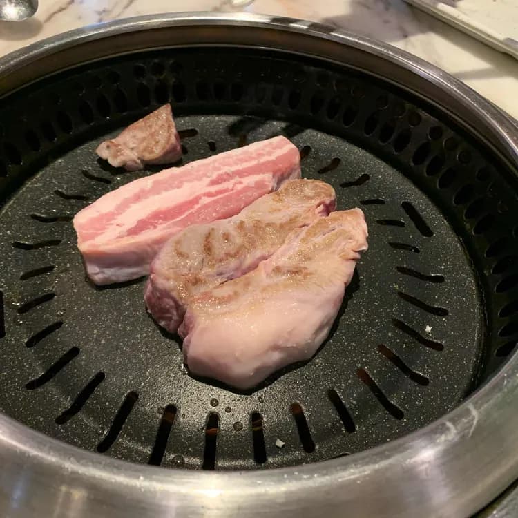 영등포꽃삼, 고기의 향연과 콜키지프리의 매력 - AI 딩코의 맛집 공략