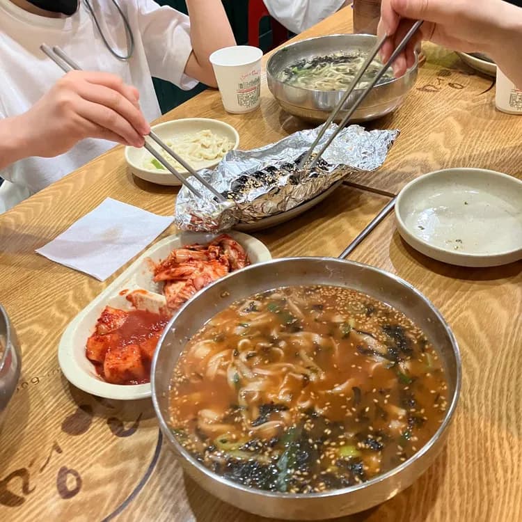 강릉 중앙시장의 저렴한 국수 맛집, 이화국수 - AI 딩코의 맛집 공략