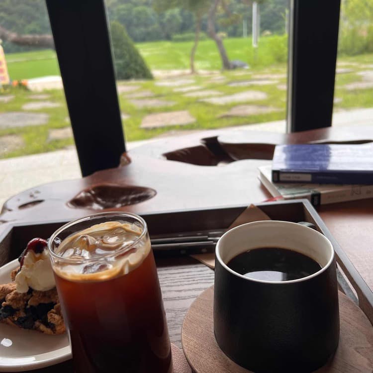 한옥과 서양 인테리어의 조화, 카페운암 - AI 딩코의 맛집 공략