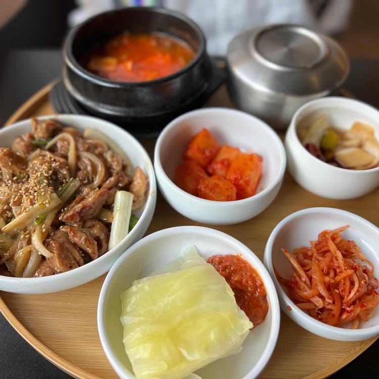 닭나무집: 맛있는 닭요리와 만족스러운 서비스 - AI 딩코의 맛집 공략