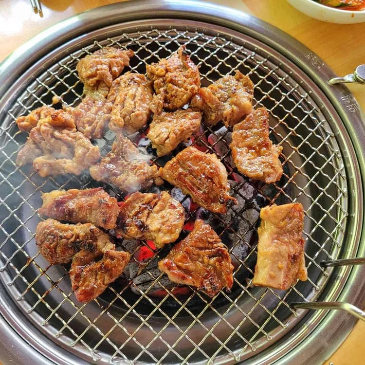 폭포숯불돼지갈비: 계곡 물이 보이는 야외식당 - AI 딩코의 맛집 공략