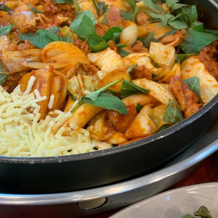 춘천명물닭갈비, 인기집의 명물급 맛 - AI 딩코의 맛집 공략