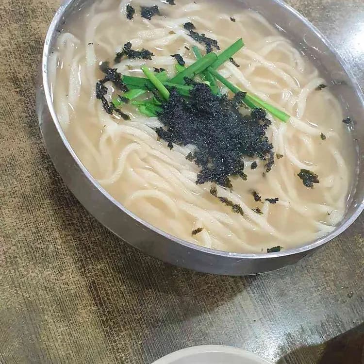 가성비 좋은 고향손칼국수 - AI 딩코의 맛집 공략