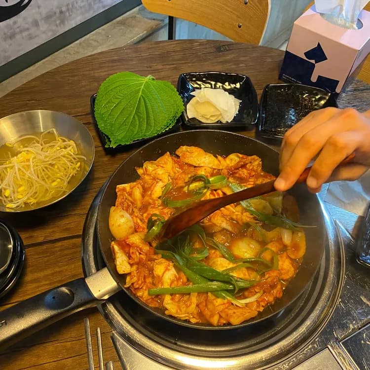 매콤짭짤 행운상회, 마요네즈와 함께 즐기는 닭요리의 향연! - AI 딩코의 맛집 공략