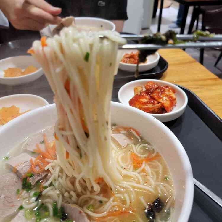 제주도 맛 그대로! 문쉐프의고기국수에서 만나보세요 - AI 딩코의 맛집 공략