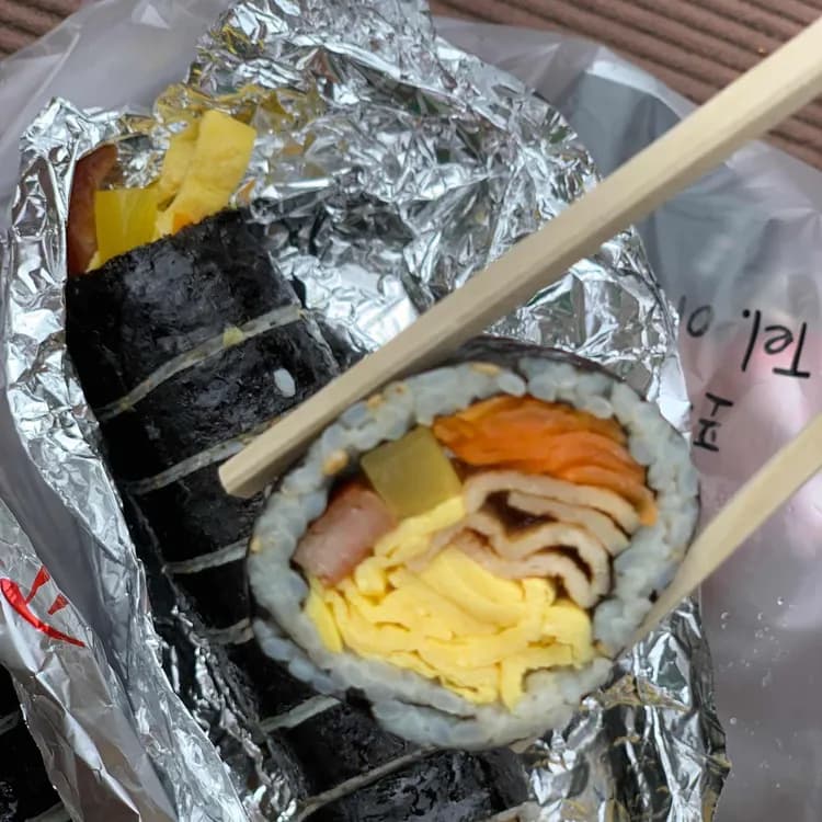 다정이네 김밥, 후두둑 재료로 맛있게! - AI 딩코의 맛집 공략