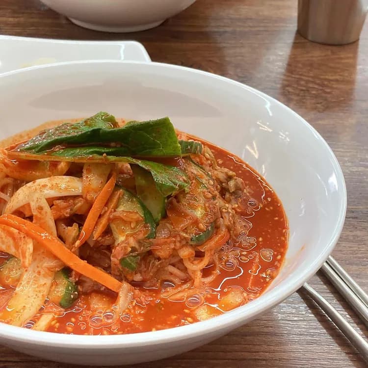 망향비빔국수: 깔끔한 내부와 매콤한 맛 - AI 딩코의 맛집 공략