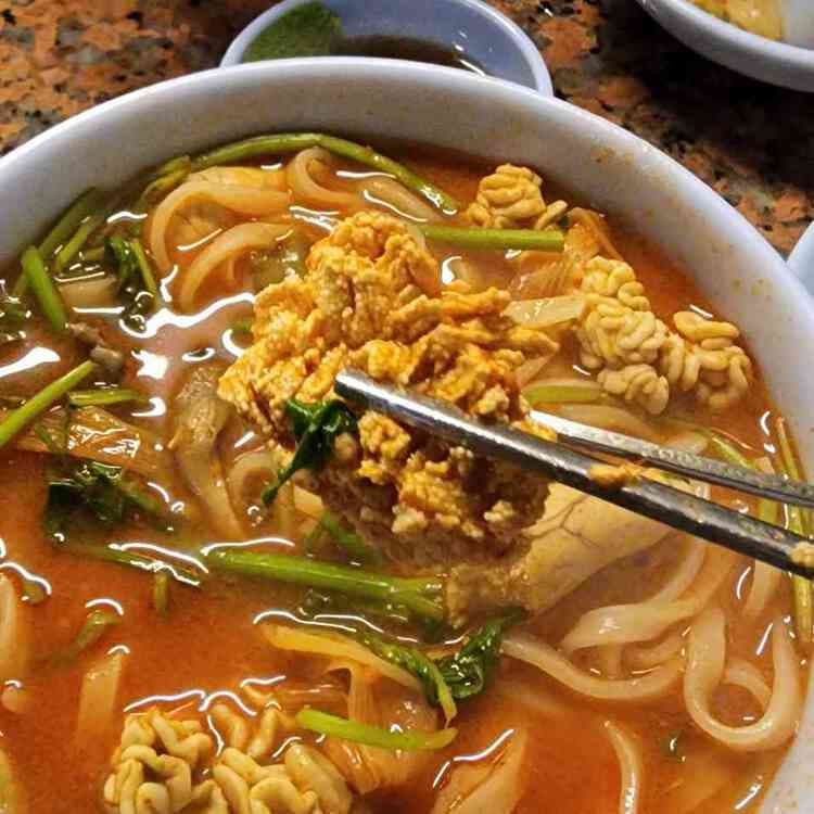 알곤이 가득한 칼국수의 매력, 하니칼국수 - AI 딩코의 맛집 공략