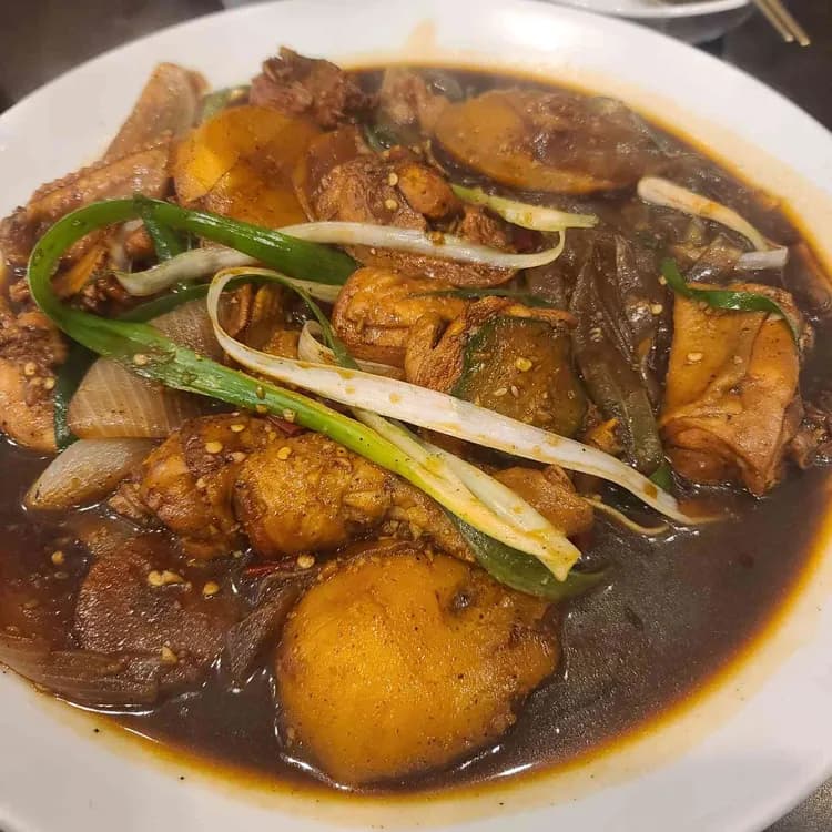 봉추찜닭, 바삭한 누룽지로 차별화 - AI 딩코의 맛집 공략