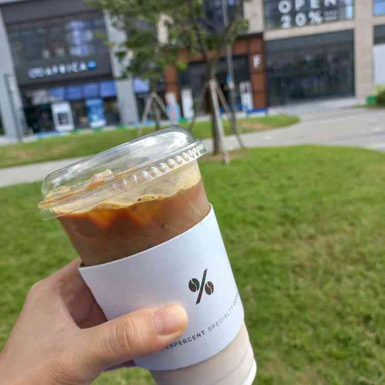 텐퍼센트커피, 친절한 서비스와 합리적인 가격 - AI 딩코의 맛집 공략