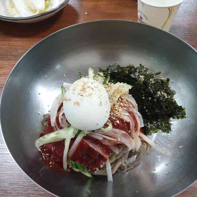 사계절막국수, 계절에 따라 변하는 맛의 향연 - AI 딩코의 맛집 공략