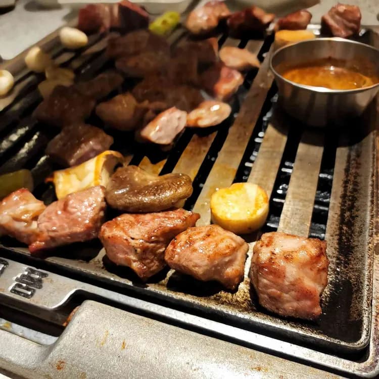 왕십리 목살의 정석, 고기를품다에서 인생 고기 맛 만끽! - AI 딩코의 맛집 공략
