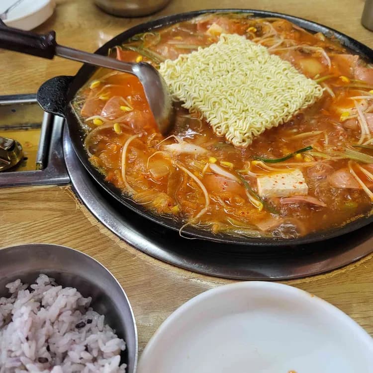 30년 전통의 맛, 의정부 부대찌개 - AI 딩코의 맛집 공략