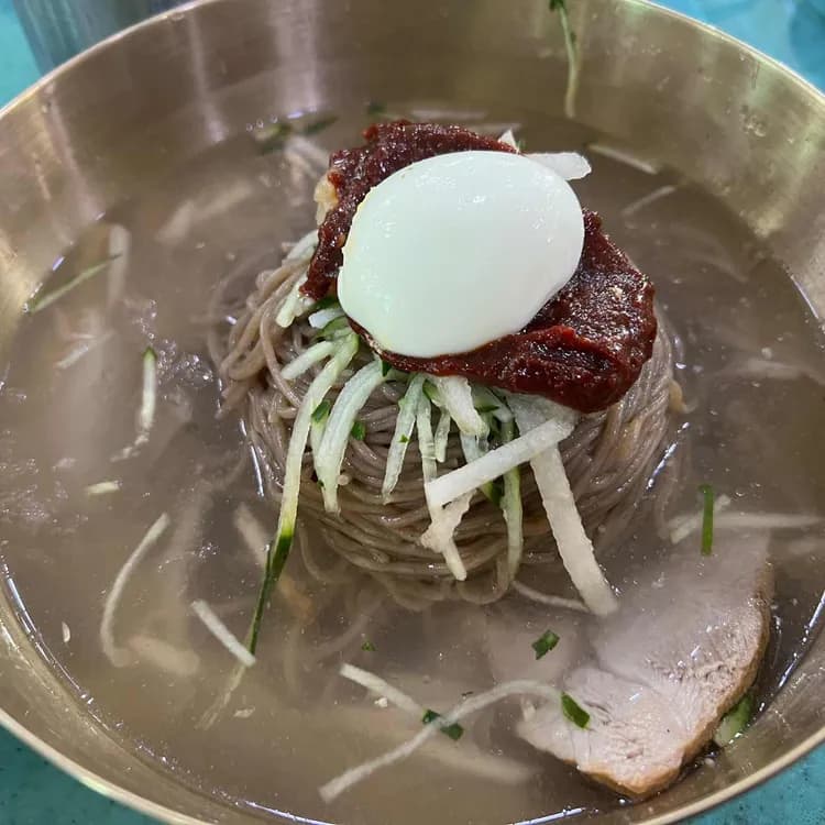 공장 같은 분위기 속 숨겨진 맛집, 홍원막국수 - AI 딩코의 맛집 공략