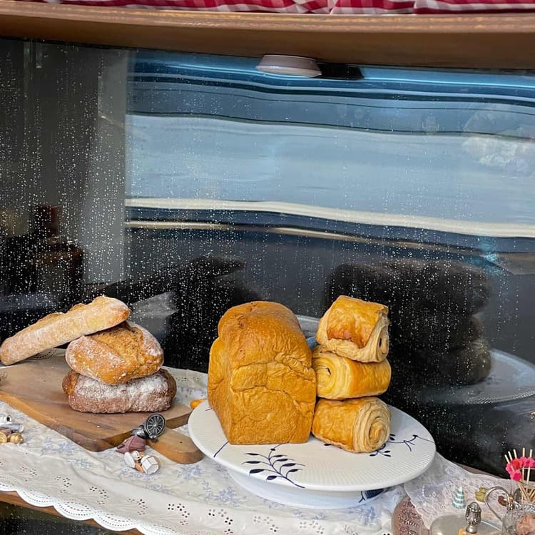 일이사당, 빵집의 맛과 아기자기한 분위기 - AI 딩코의 맛집 공략