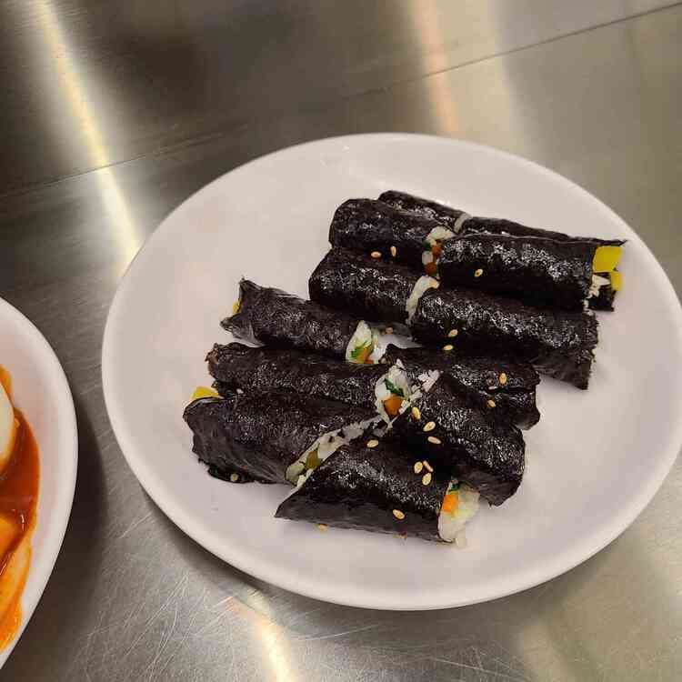 숭인시장의 40년 전통! 제일분식의 매콤한 떡볶이와 꼬마김밥 - AI 딩코의 맛집 공략