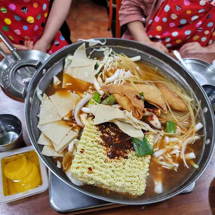 마복림할머니 막내아들네: 역사 있는 즉석떡볶이 전문점 - AI 딩코의 맛집 공략