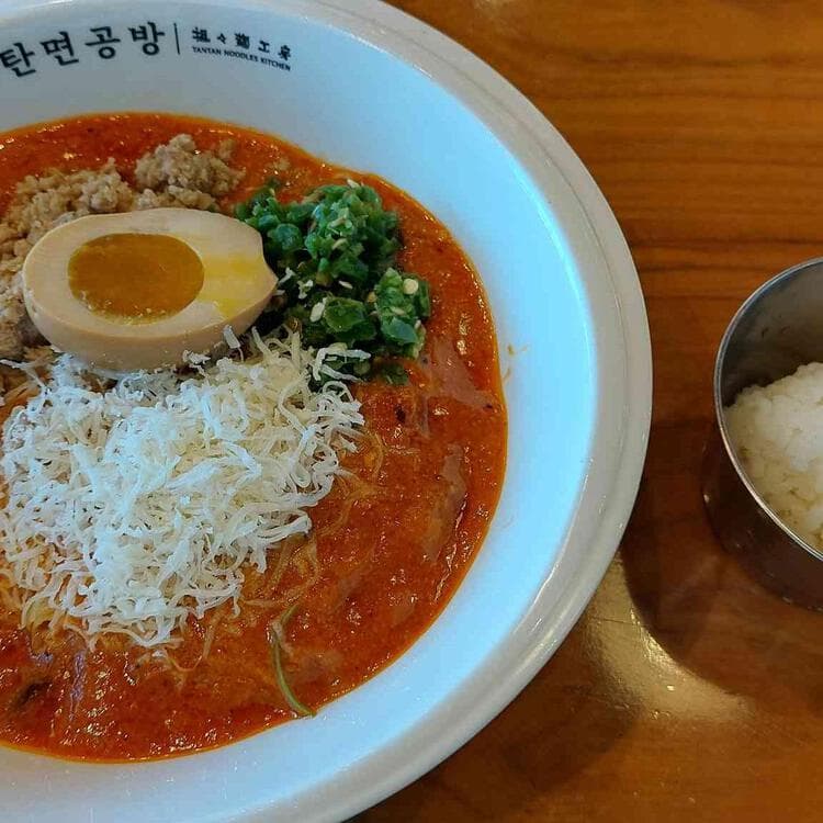 탄탄면공방, 매콤한 면발의 맛집 - AI 딩코의 맛집 공략