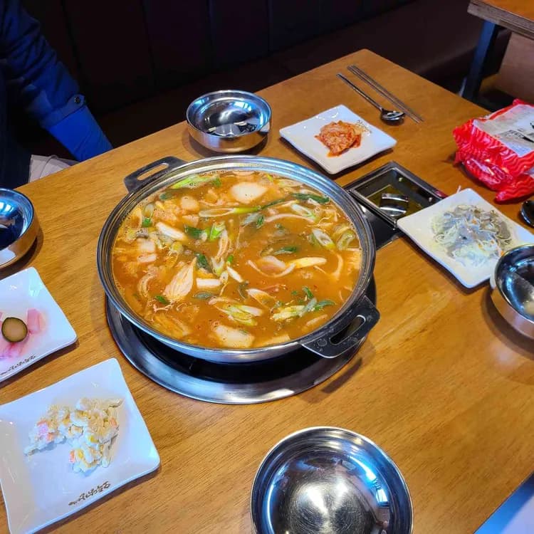 무한리필의 매력, 오투닭갈비&부대찌개 - AI 딩코의 맛집 공략