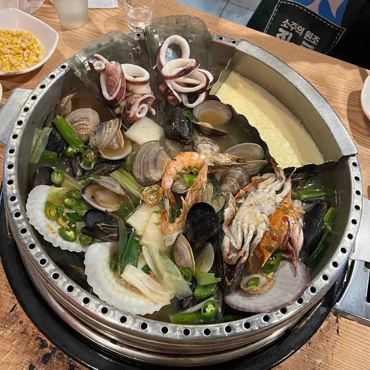 칼칼한 국물에 싱싱한 조개, 숙이네조개전골의 매력에 빠져보세요! - AI 딩코의 맛집 공략