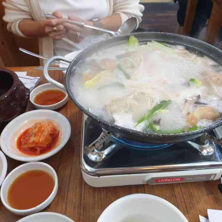 미슐랭 인정! 인사동의 전통 만두 맛집 개성만두 궁 - AI 딩코의 맛집 공략