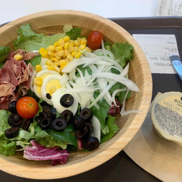 건강한 샐러드와 맛있는 샌드위치 - AI 딩코의 맛집 공략