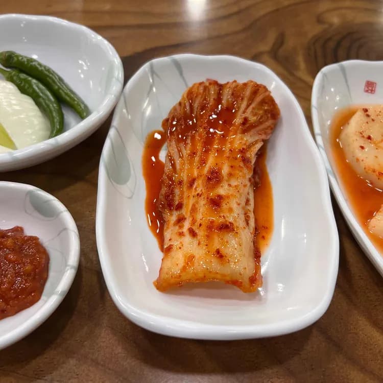 김치와 파가 빛나는 제주의 맛집, 예산가마솥장수촌설렁탕 - AI 딩코의 맛집 공략