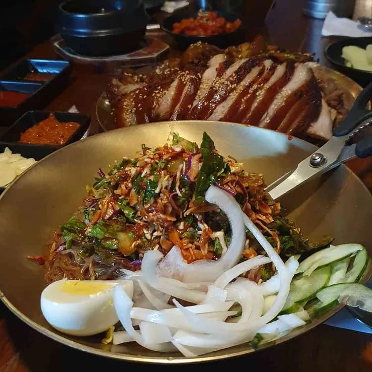 깐깐한족발, 맛과 양이 만족스러운 족발의 정석! - AI 딩코의 맛집 공략