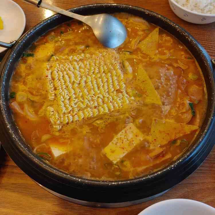 대학동 맛집 다부찌, 가성비 좋은 부대찌개 맛집 - AI 딩코의 맛집 공략