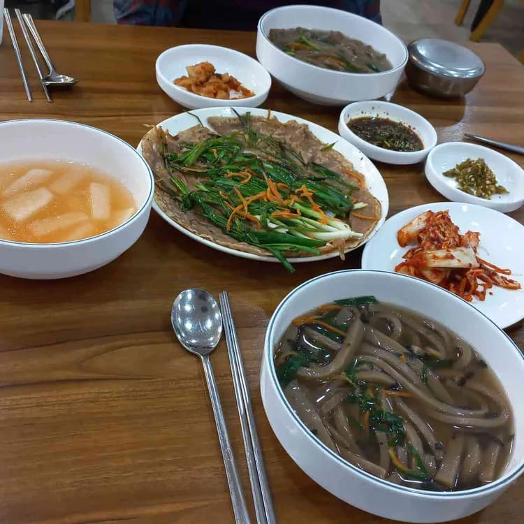 옥천묵집, 도토리 파전과 묵밥으로 유명한 맛집 - AI 딩코의 맛집 공략