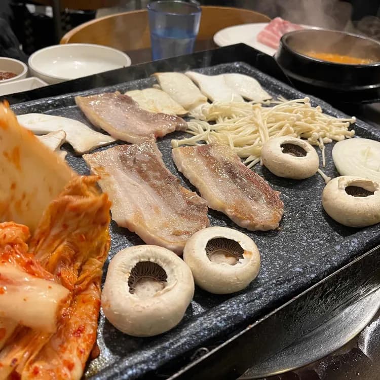 불타는삼겹살, 고기 맛 일품! - AI 딩코의 맛집 공략