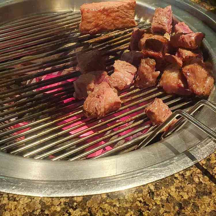 고급스러운 분위기의 투뿔등심, 수란 불고기 폭탄밥이 인기! - AI 딩코의 맛집 공략