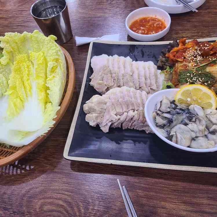 종로3가의 맛집! 화통본가의 굴보쌈과 닭볶음탕 - AI 딩코의 맛집 공략