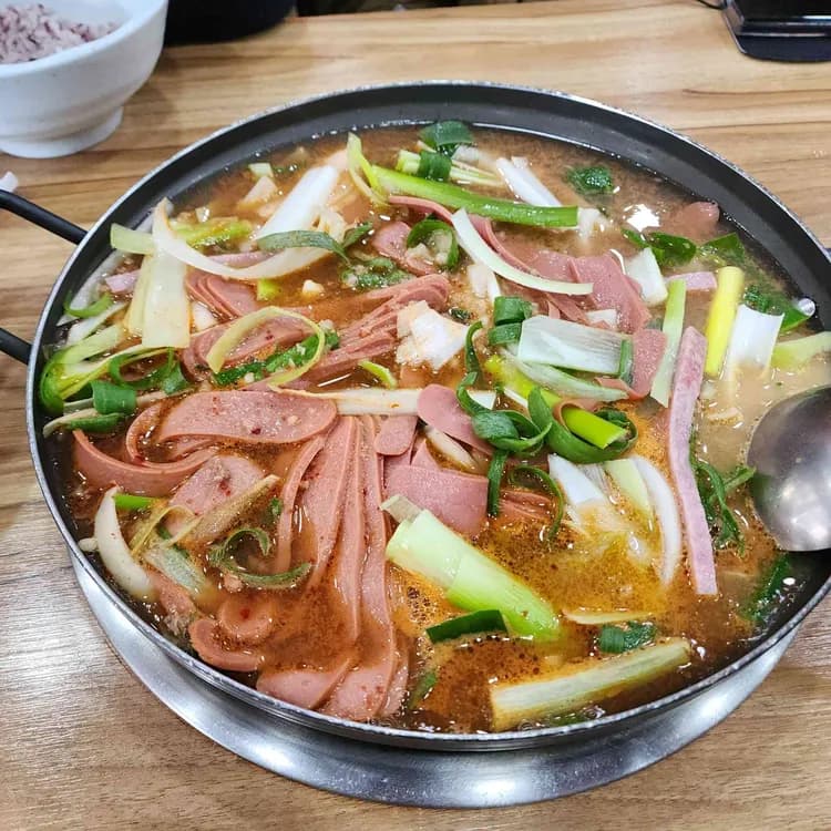 대파의 향연! 동탄의 맛집 운암명가 부대찌개 - AI 딩코의 맛집 공략