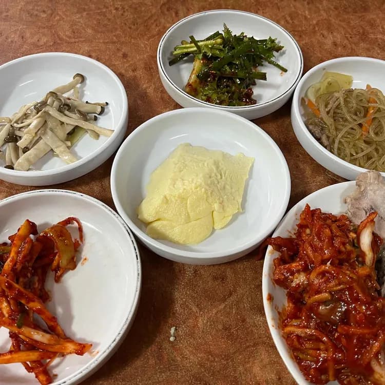 천하보쌈, 김치와 함께 즐기는 보쌈의 정석! - AI 딩코의 맛집 공략