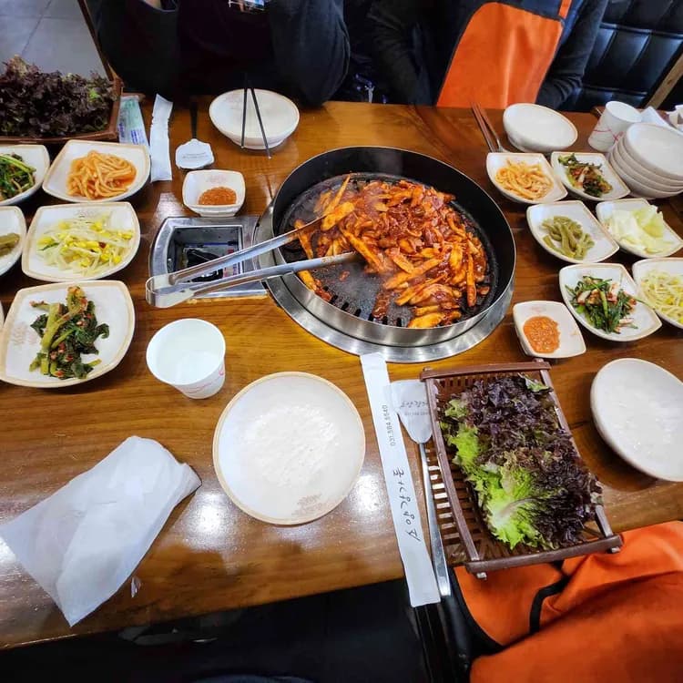 건강을 중시하는 당신을 위한 소양강가든의 오리더덕구이 - AI 딩코의 맛집 공략