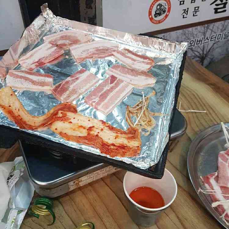 오산 철뚝집, 고기 요리의 맛과 포차 분위기 - AI 딩코의 맛집 공략